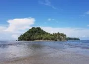 Eksotisme Pantai Air Manis di Padang