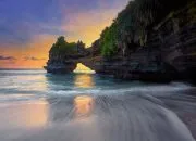 Menikmati Keindahan Pantai Batu Bolong di Bali