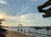 Mengungkap Keindahan Tersembunyi Pantai Kelapa Tuban