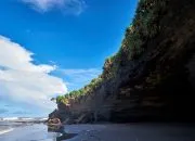 Eksplorasi Keindahan Tersembunyi Pantai Nyanyi di Tabanan