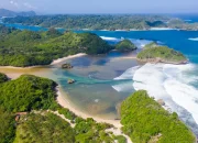 Keindahan Tersembunyi di Pantai Teluk Asmara