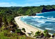 Menikmati Liburan di Pantai Teleng Ria Pacitan