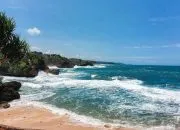 Menemukan Keindahan Tersembunyi di Pantai Mbuluk Gunungkidul