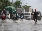 Menghindari Bahaya Genangan Air Saat Berkendara