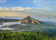 Menjelajahi Keindahan Gunung Andong: Petualangan di Atas Awan