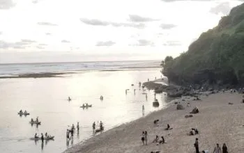 Pesona Tersembunyi Pantai Gunung Payung di Bali