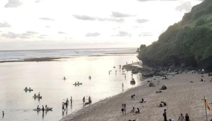 Pesona Tersembunyi Pantai Gunung Payung di Bali