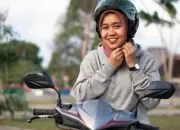 Tips Cara Pakai Hijab dan Helm agar Tetap Nyaman Saat Berkendara